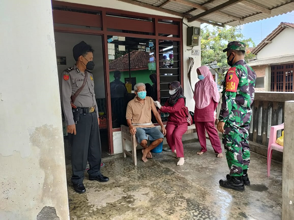Percepat Vaksinasi Lansia di Tulungagung, Polsek Gondang Kawal Vaksinasi Lansia Secara Door To Door