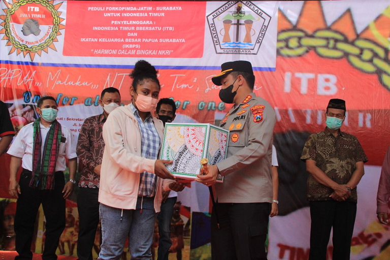 Berbagi Bansos di Masa Pandemi Covid-19 Bersama Warga Indonesia Timur
