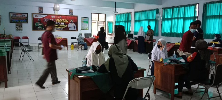 Gerai Vaksin Polres Tulungagung Menggelar Vaksinasi Pelajar di SMPN 3 Ngunut