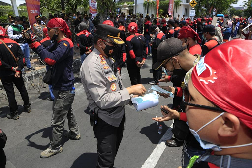 Tuntut Kenaikan Upah, Buruh Dapat Vaksin