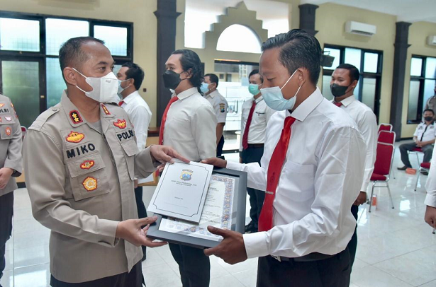 Kapolres Lamongan Beri Reward Anggota Dan Masyarakat Yang Bantu Tugas Kepolisian