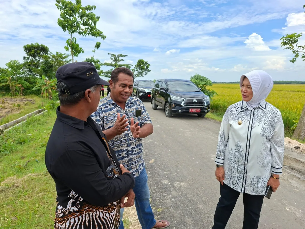 ​Wabup Nurul Azizah Sidak Proyek Ngampal: Temukan Aspal Tipis, Timlak Ngaku Dikerjakan Rekanan  