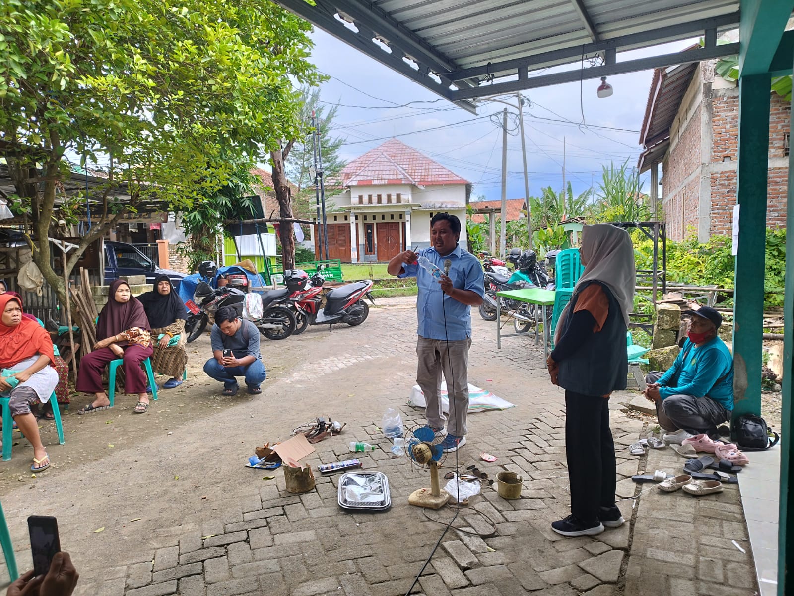 Emak emak Desa Trucuk belajar memilah sampah 