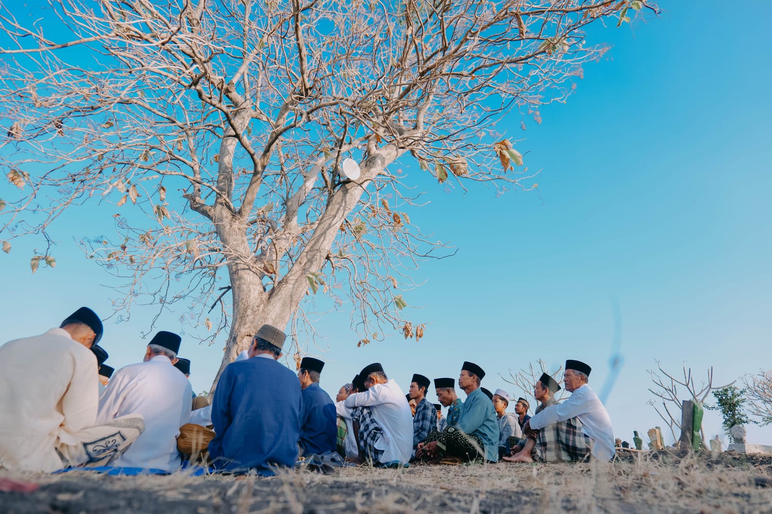 Para peiarah sedang bermunajat, baca tahlil