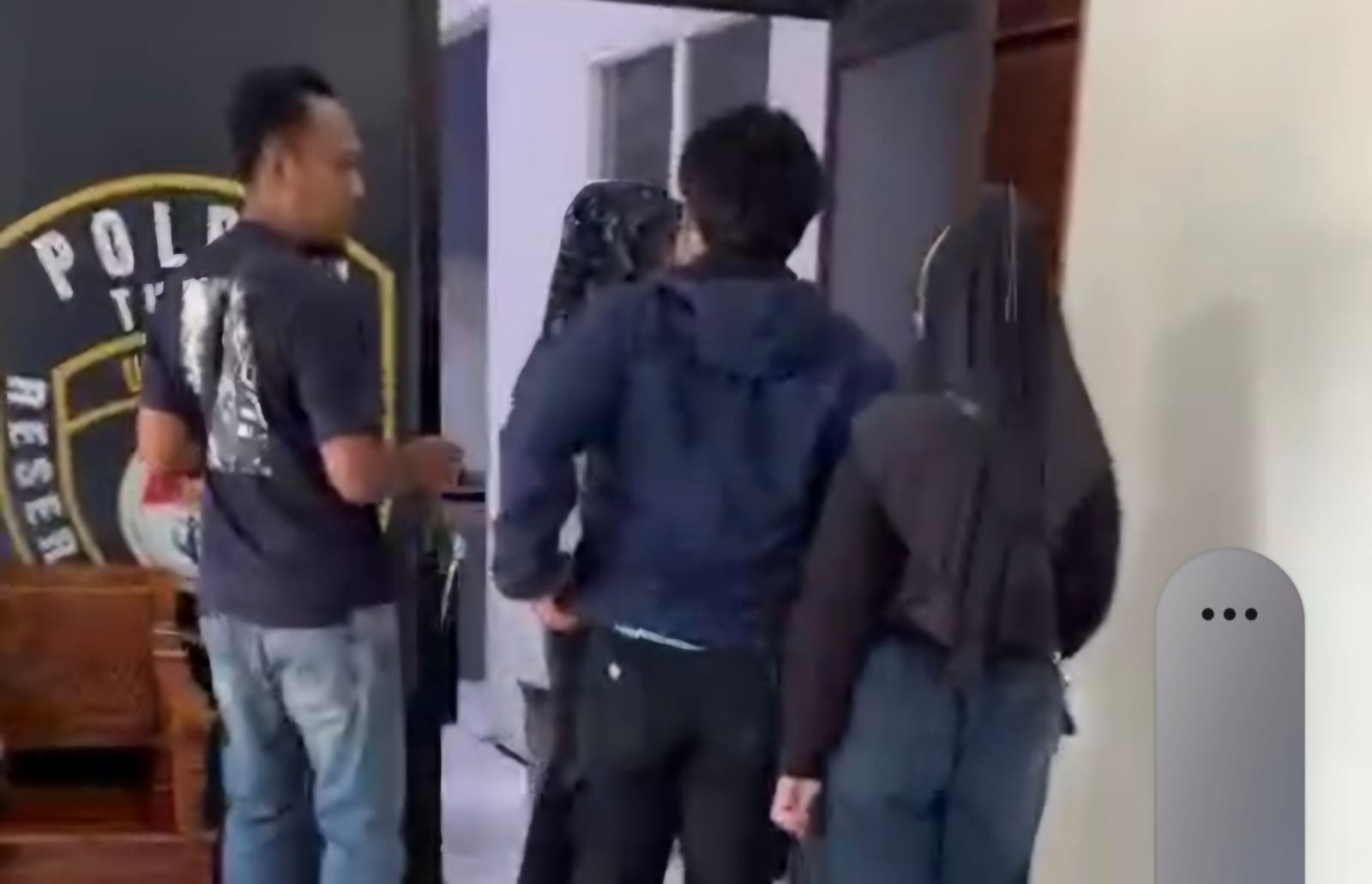 Kedua pelaku dikeler ke ruang penyidik UPPA Satreskrkm Polres Tuban 