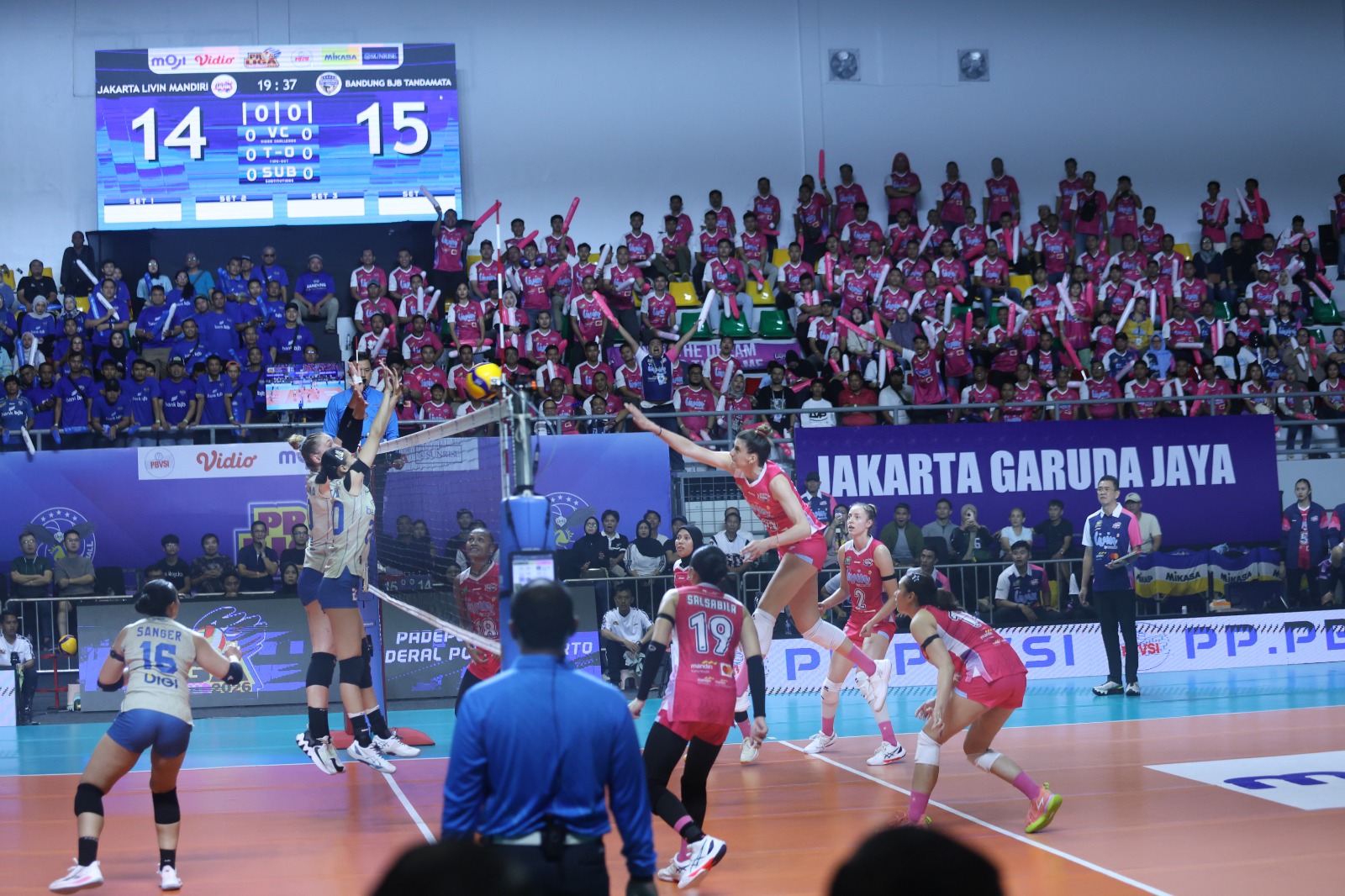 Dramatis! Tekuk Bandung bjb, Jakarta Livin' Mandiri Selangkah Menuju Final Four