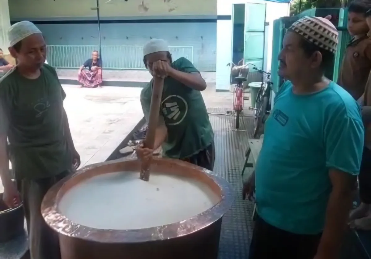 Dapur Masjid Muhdor Proses 2,5 Jam Bubur Primadona Tuban