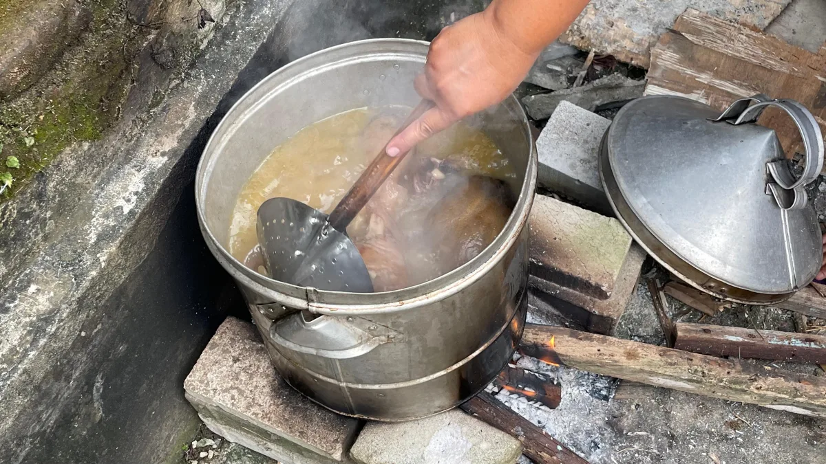 LPG 3 Kg Langka, Warga di Jantung Kota Bojonegoro Kembali Masak Pakai Kayu Bakar