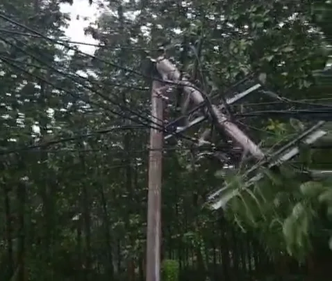 Tiang liatrik patah disapu angin puting beliung di jalur Bojonegoro - Ngawi. Petang ini (30/3/2026) 