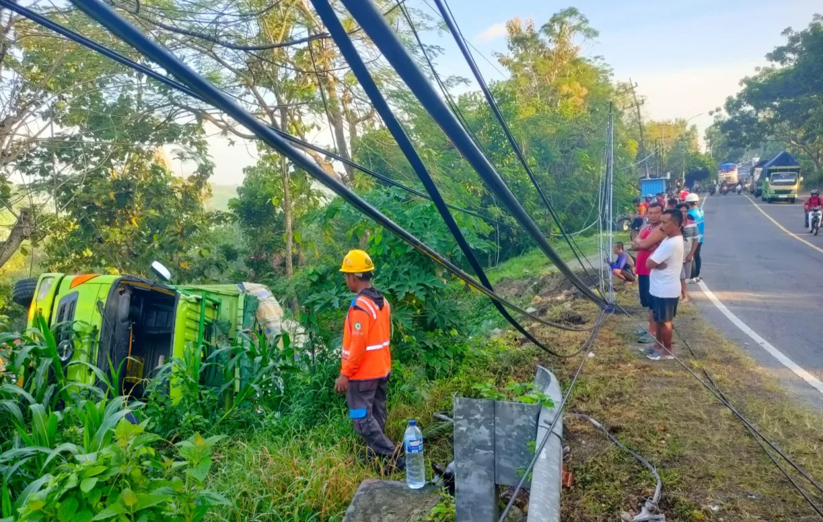 Petugas PLN di lokasi kejadian truk guling