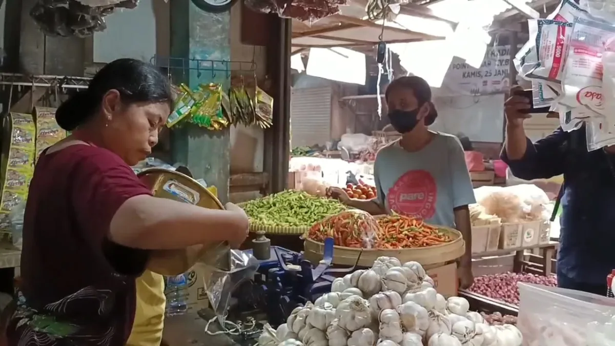 Sejumlah Harga Sembako Naik Harganya di pasar tradisiional Bojonegoro. Jum'at (6/3/2026). 