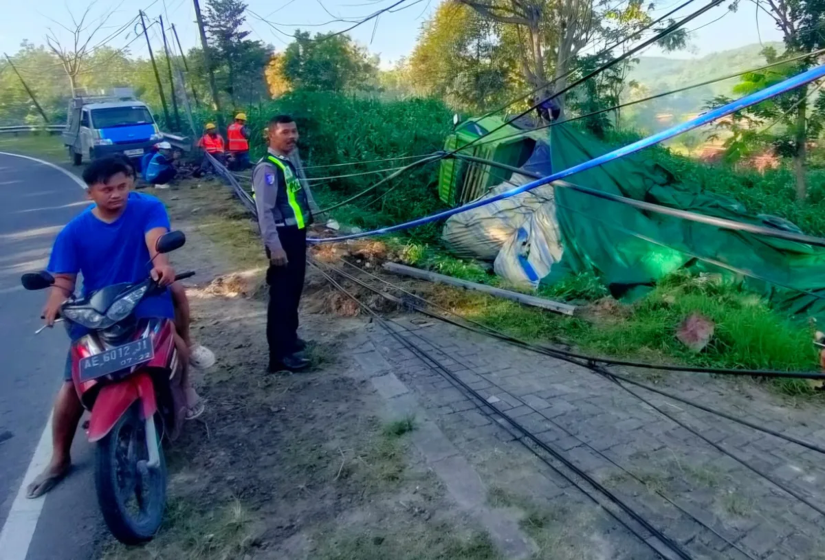 Truk Tronton Terguling di Bojonegoro, Tabrak Tiang Listrik 