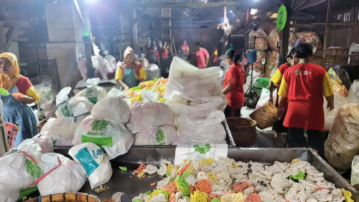 Proses Pembuatan dan Pengemasan Kerupuk Kelenteng Bangjo di Jl. Jaksa Agung Suprapto Bojonegoro. Foto : suarasatu.com