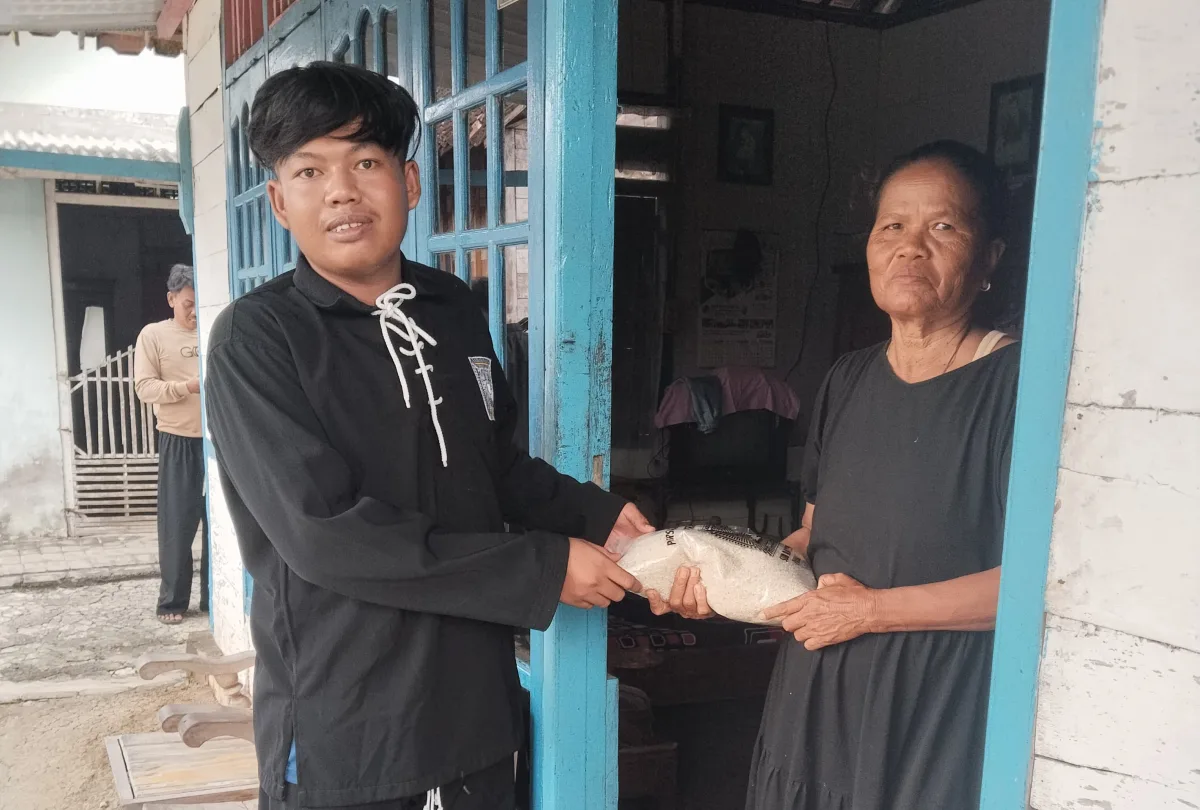 PSHT door to door ke warga kurang mampu di Purwoasri bagikan zakat