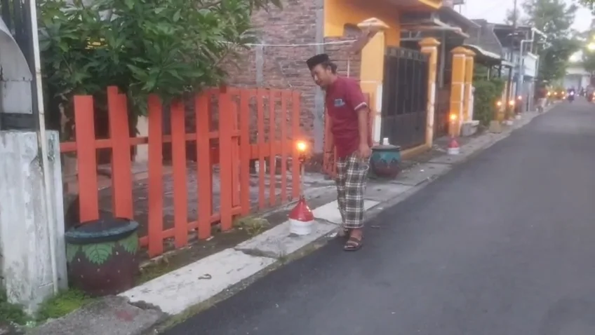 Warga Gang Makam Sedeng Kepatihan nyalakan colok malam songo