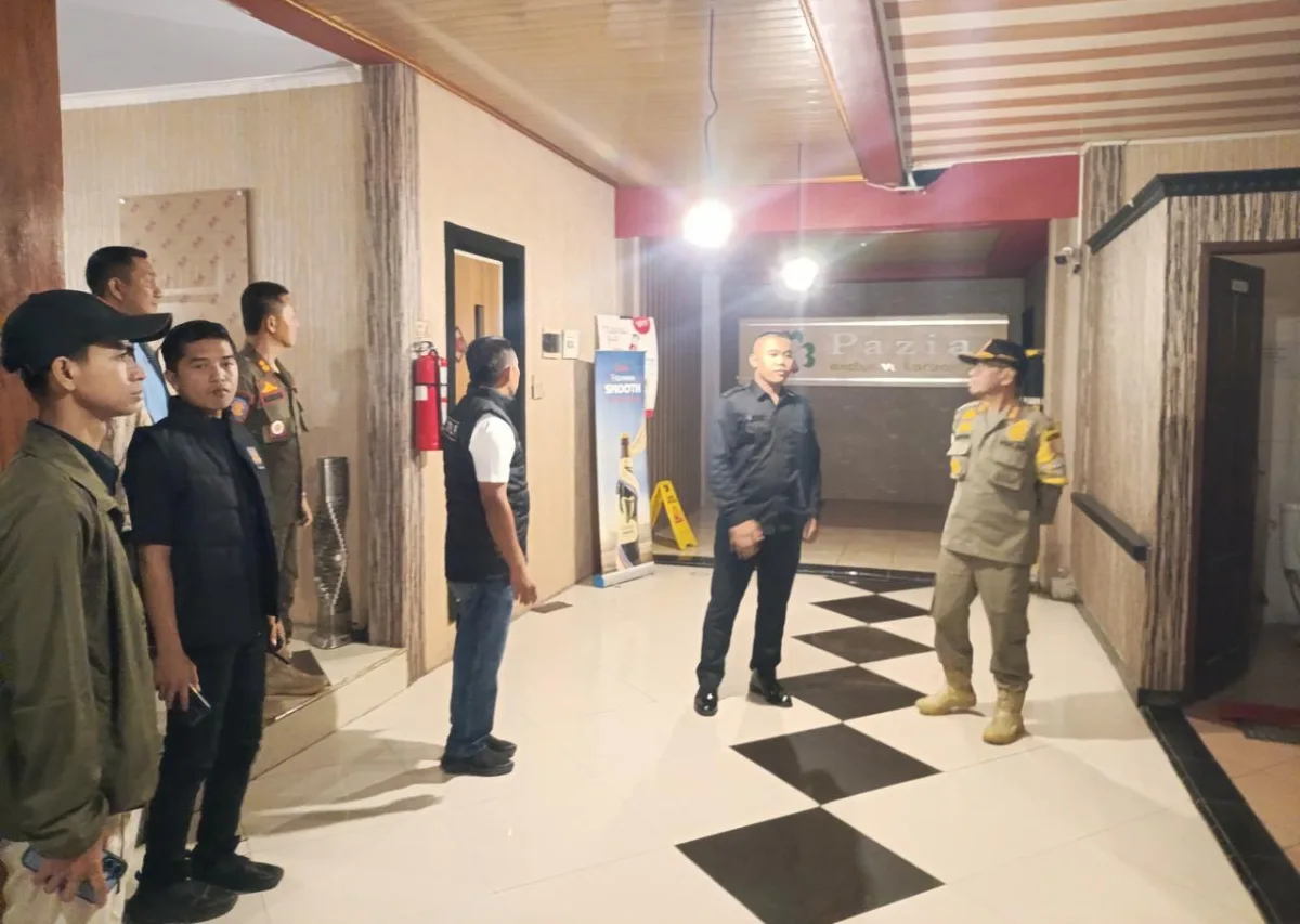 Pwtugas sisir semua room karaoke di salah satu lokasi hiburan malam di Bojoegoro