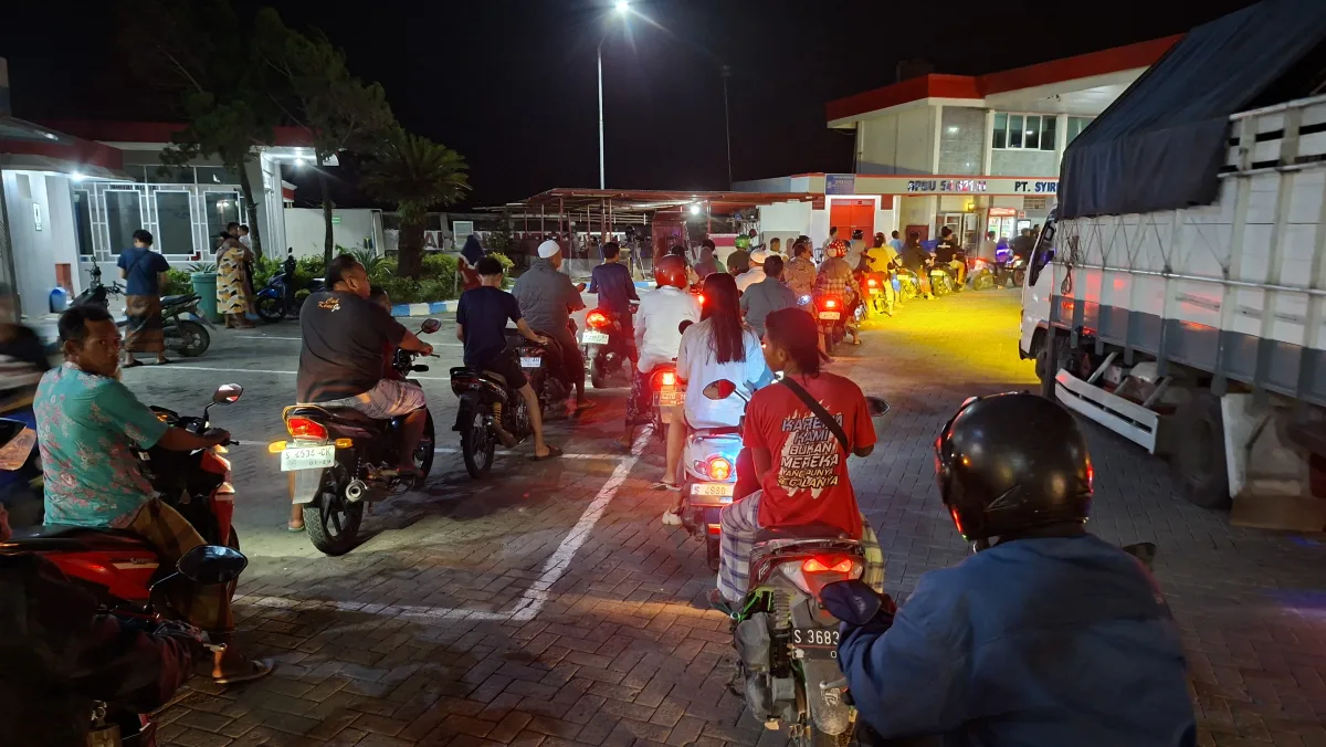 Antrean mengular di salah satu SPBU di jalan Nasional Bojonegoro. Foto : suarasatu.com. selasa (31/3/2026)