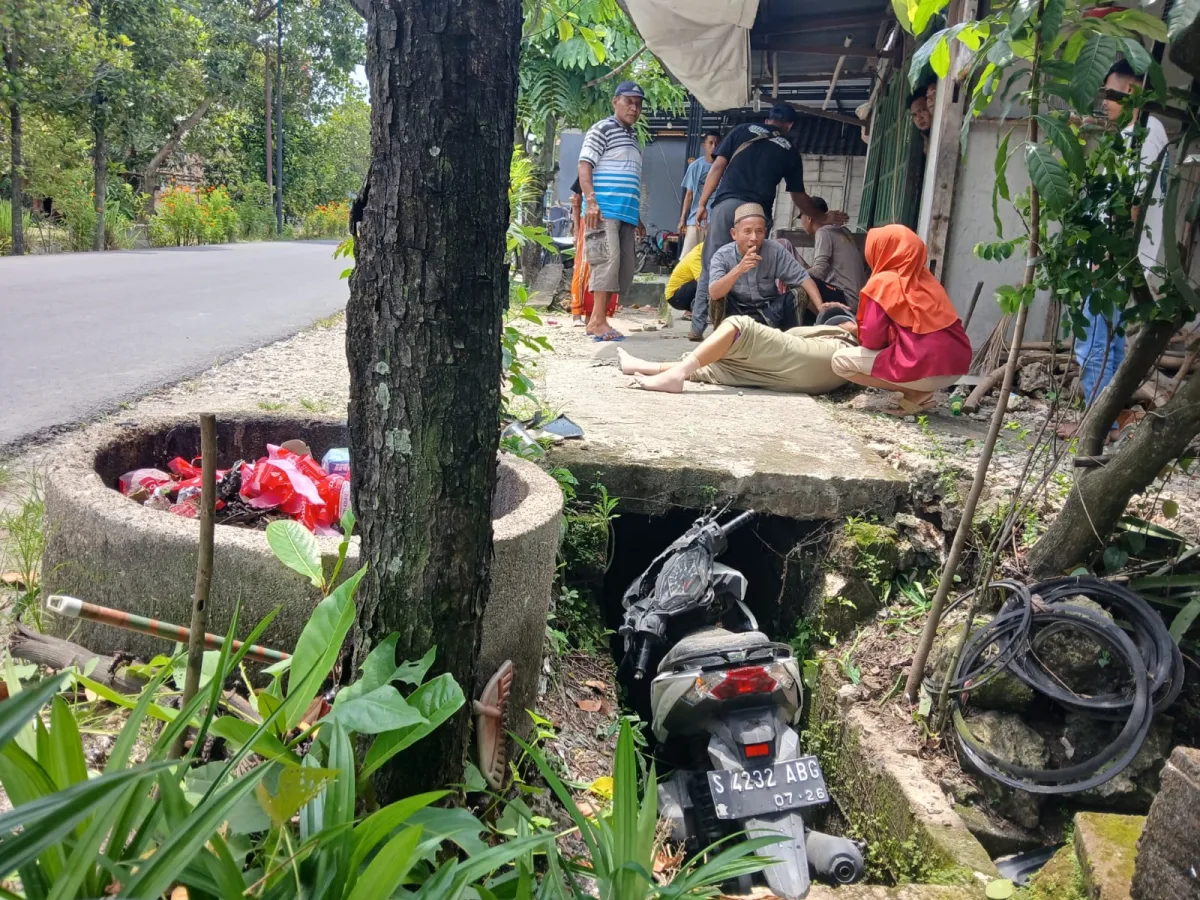 Dua wanita Boncengan Naik Motor Terperosok Ke Saluran Air Tepi Jalan di Bojonegoro 