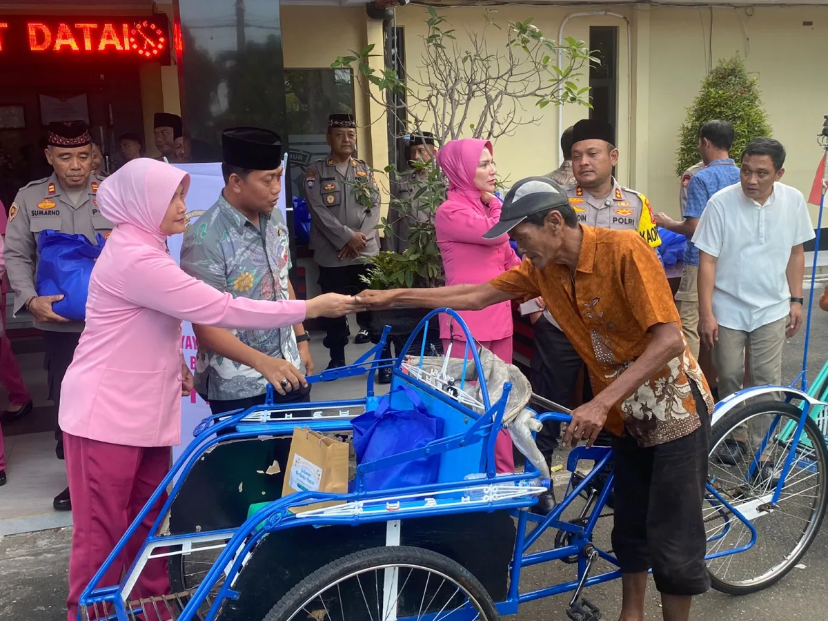 Kasat Reskoba Polres Tuban Serahkan Sembako ke Tukang Becak