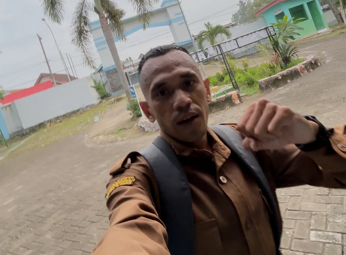 Zaki Guru PJOK tiba di sekolah 