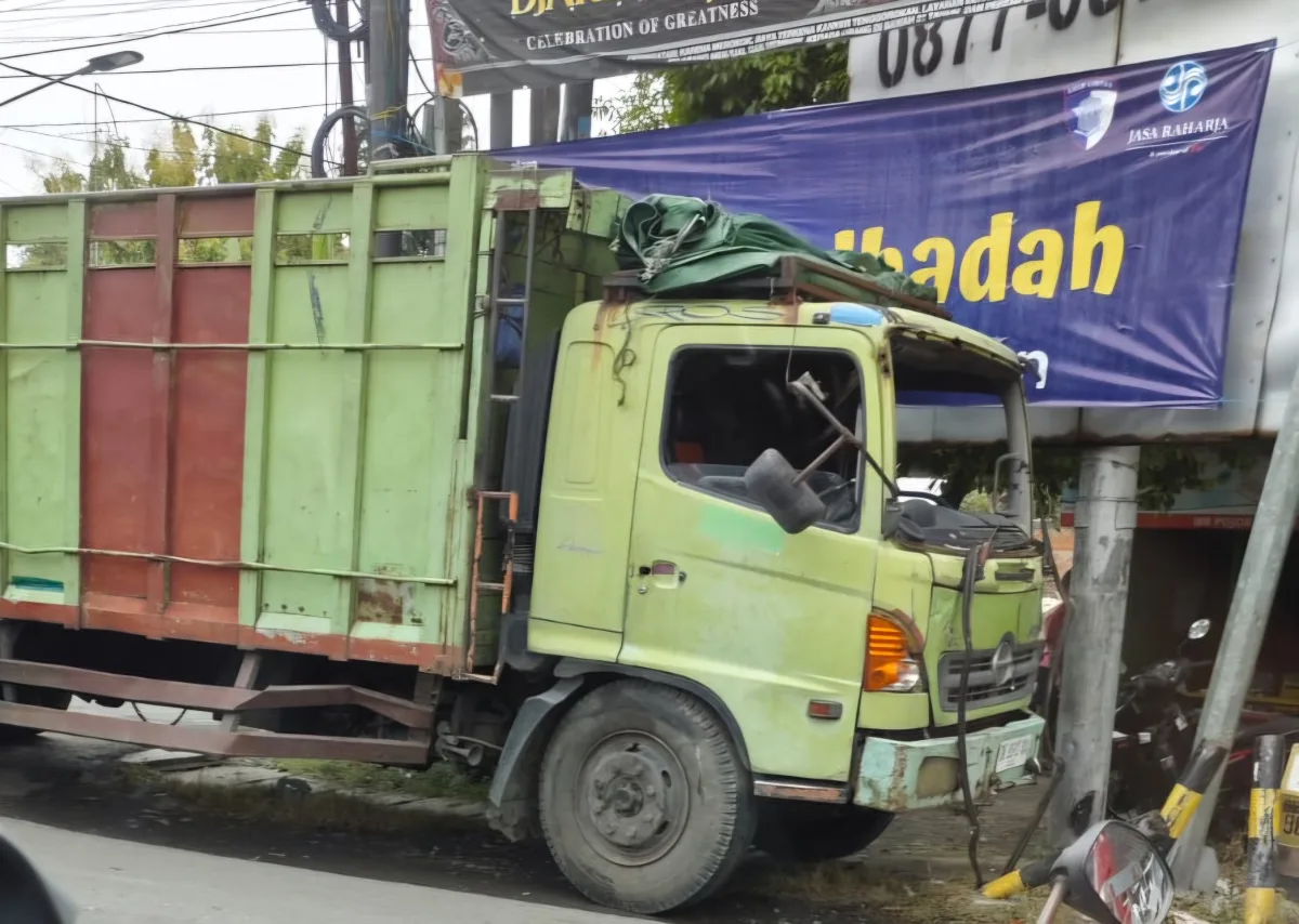 Truk Tronton Tabrak Tiang PJU dan Kendaraan di Persimpangan Balen Bojonegoro