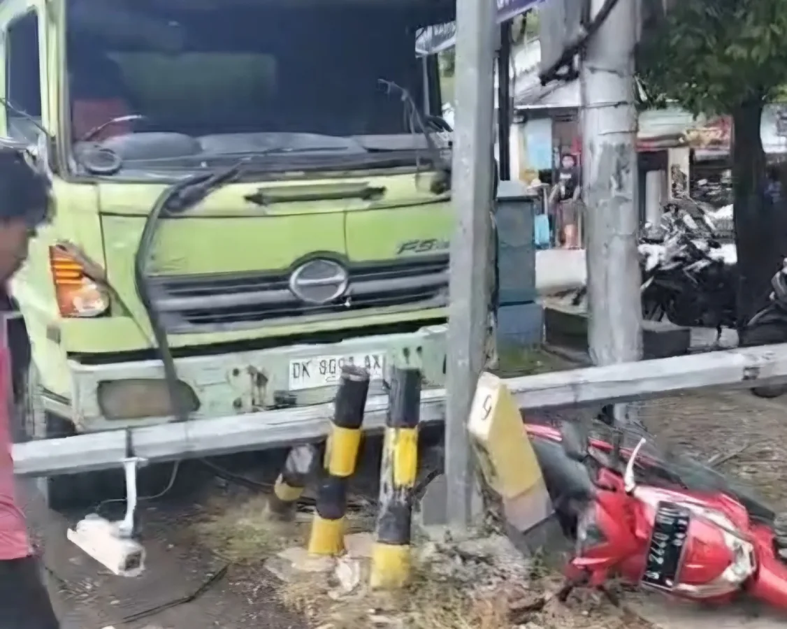 Tiang PJU dan Traffic Light Ambruk Timpa Motor Setelah di Tabrak Truk Tronton. Kamis (26/3/2026)