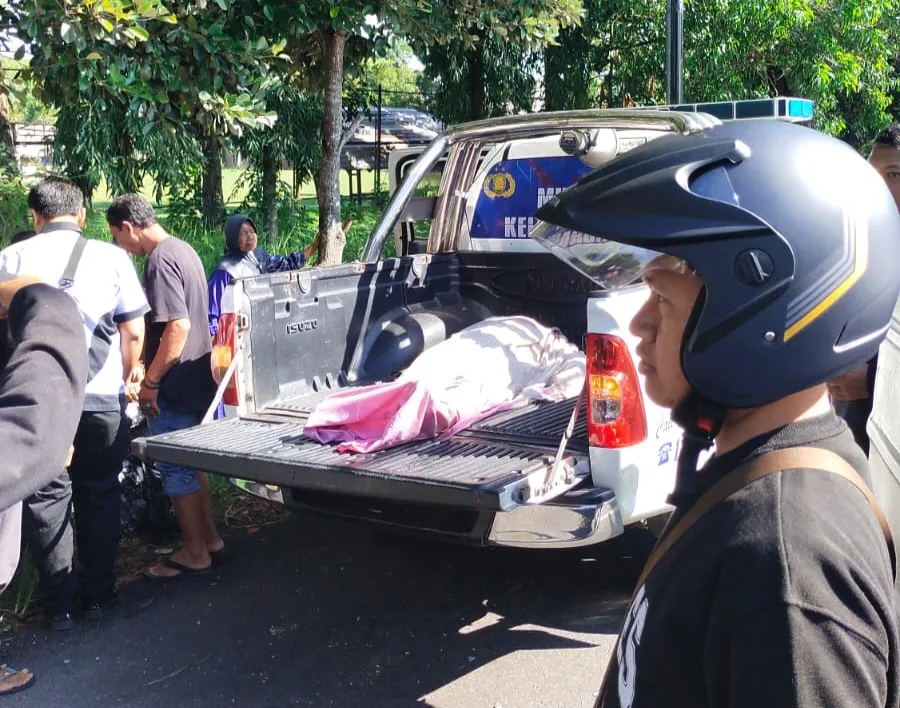 Korban pengendara motor meninggal di evakuasi mobil lantas