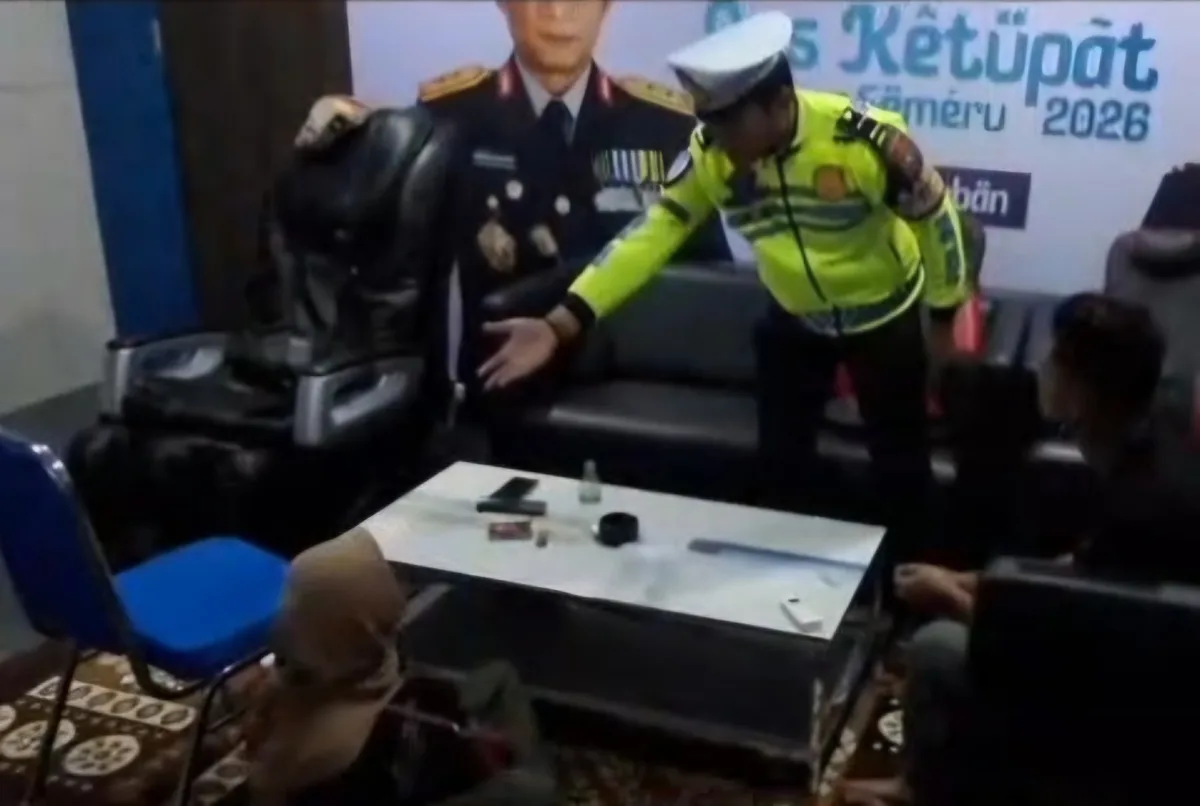 Ibu dan anak korban pencopetan diamankan petugas satlantas tuban untuk dibantu naik bis