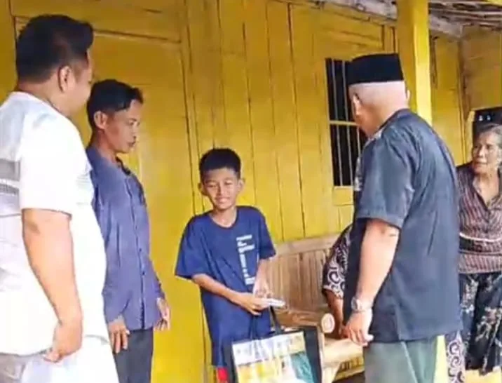 Pembagian sembako dan baju ke yatim dan Dhuafa