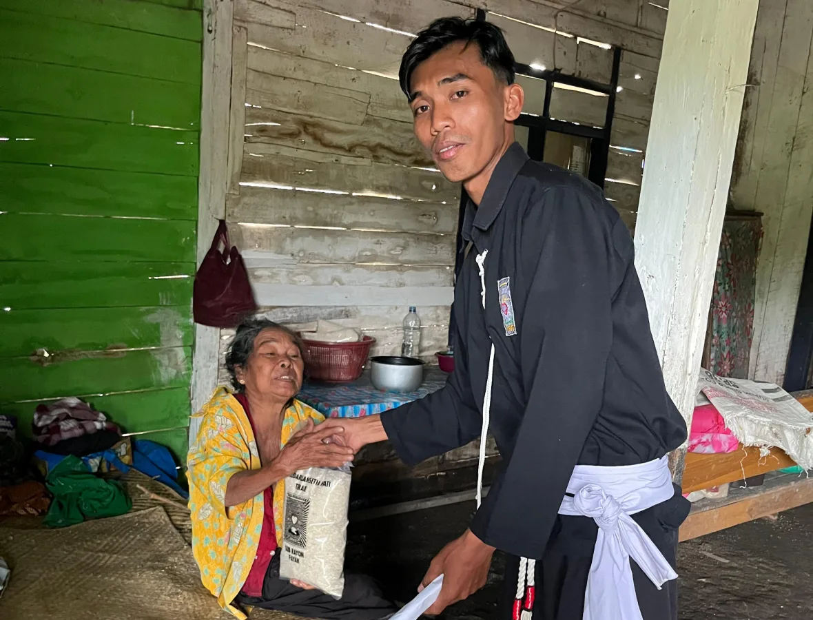 Anggota PSHT Ranting Purwoasri bergerak bagi zakat fitrah 