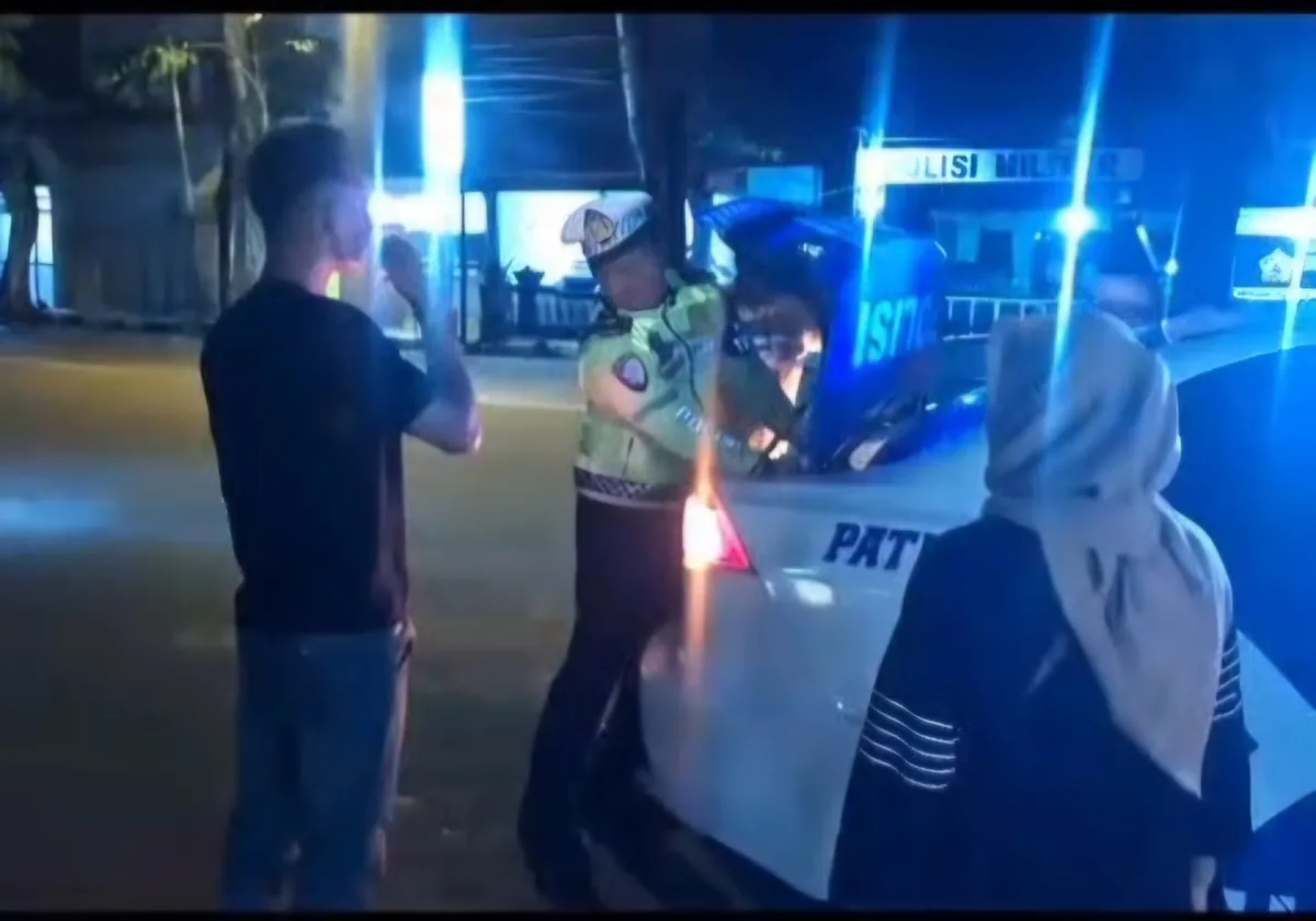Kehabisan Ongkos Akibat Kecopetan di Kapal, Ibu dan Anak Jalan Kaki di Jalur Pantura Akhirnya Dipulangkan Polisi Tuban