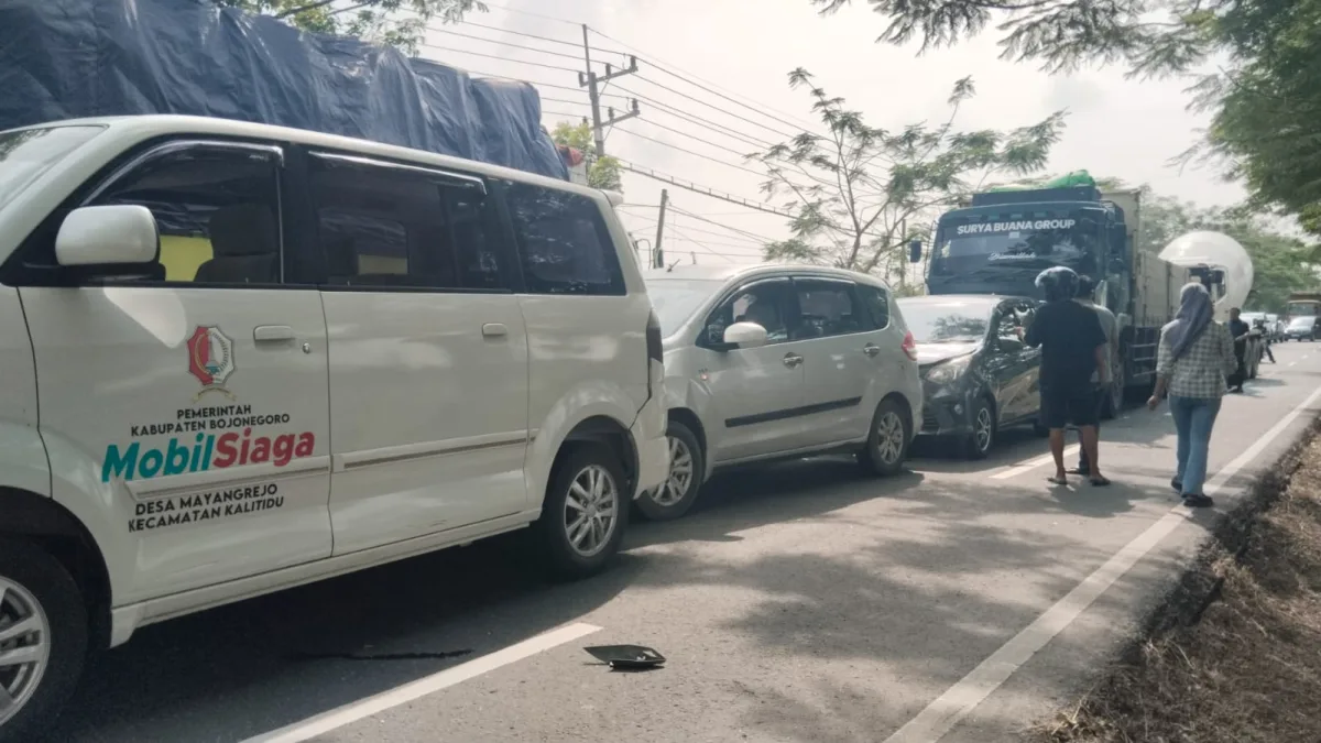 Gagal Ngerem,Truk Molen di Bojonegoro Hantam 5 Kendaraan yang Sedang Antre Perbaikan Jalan