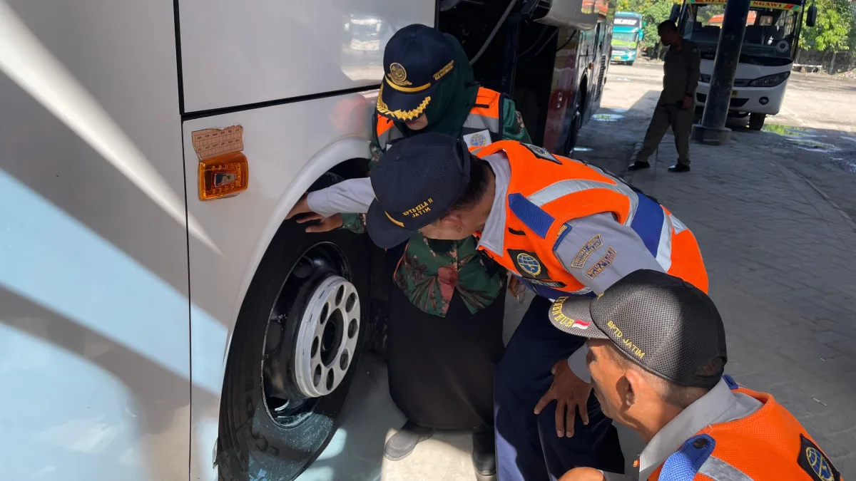 Petugas Dishub Cek ban dan rem armada bus di terminal Bojonegoro