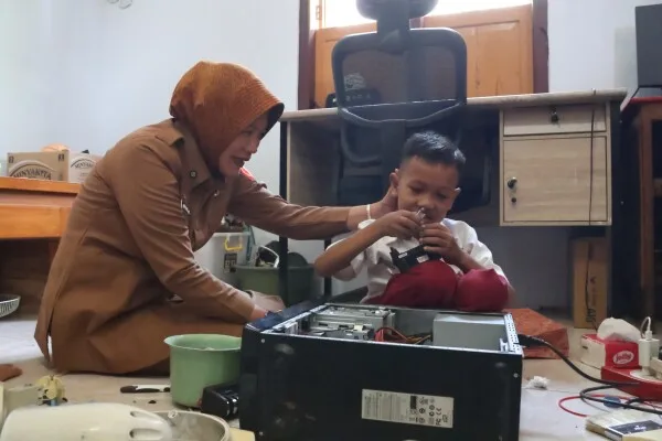 Daffa,Bocah SD yang pinter Elektronik ngobrol dengan Wabup Nurul di rumahnya.