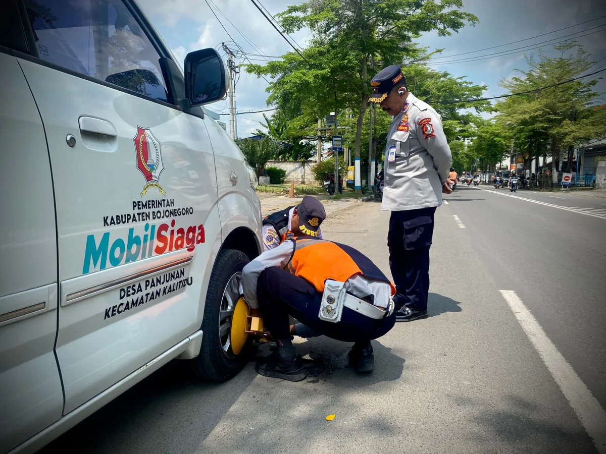 Mobil Plat Merah Siaga Desa Panjunan Parkir di Bahu Jalan Veteran Disegel Dishub!