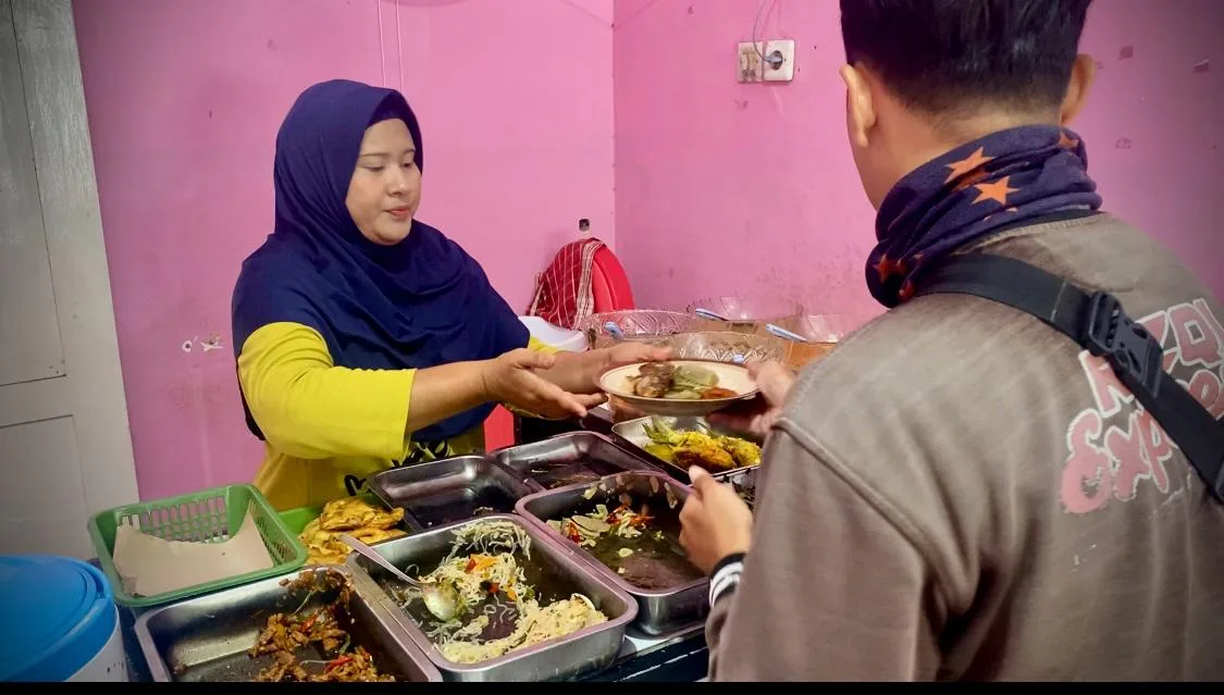 Para pembeli Warung Makan Peduli sedang dilayani penjual. Jum'at (10/4/2026). Foto : suarasatu.com