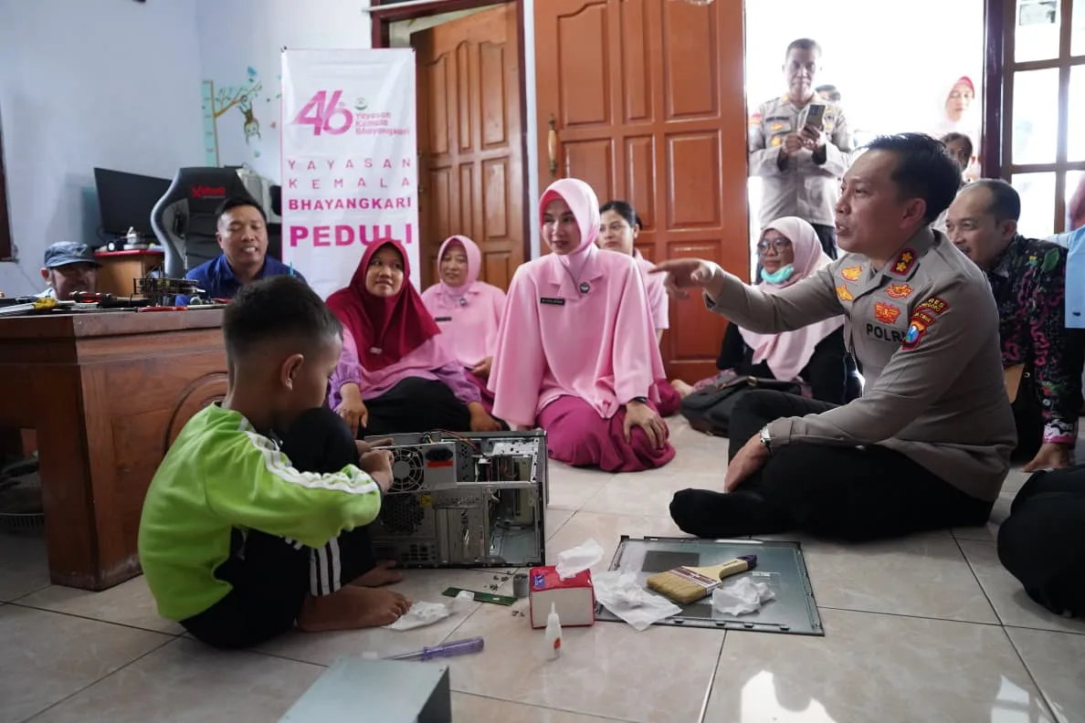 Kapolres Bojonegoro Hadiahi Laptop untuk Daffa Yang Mahir Elektronik