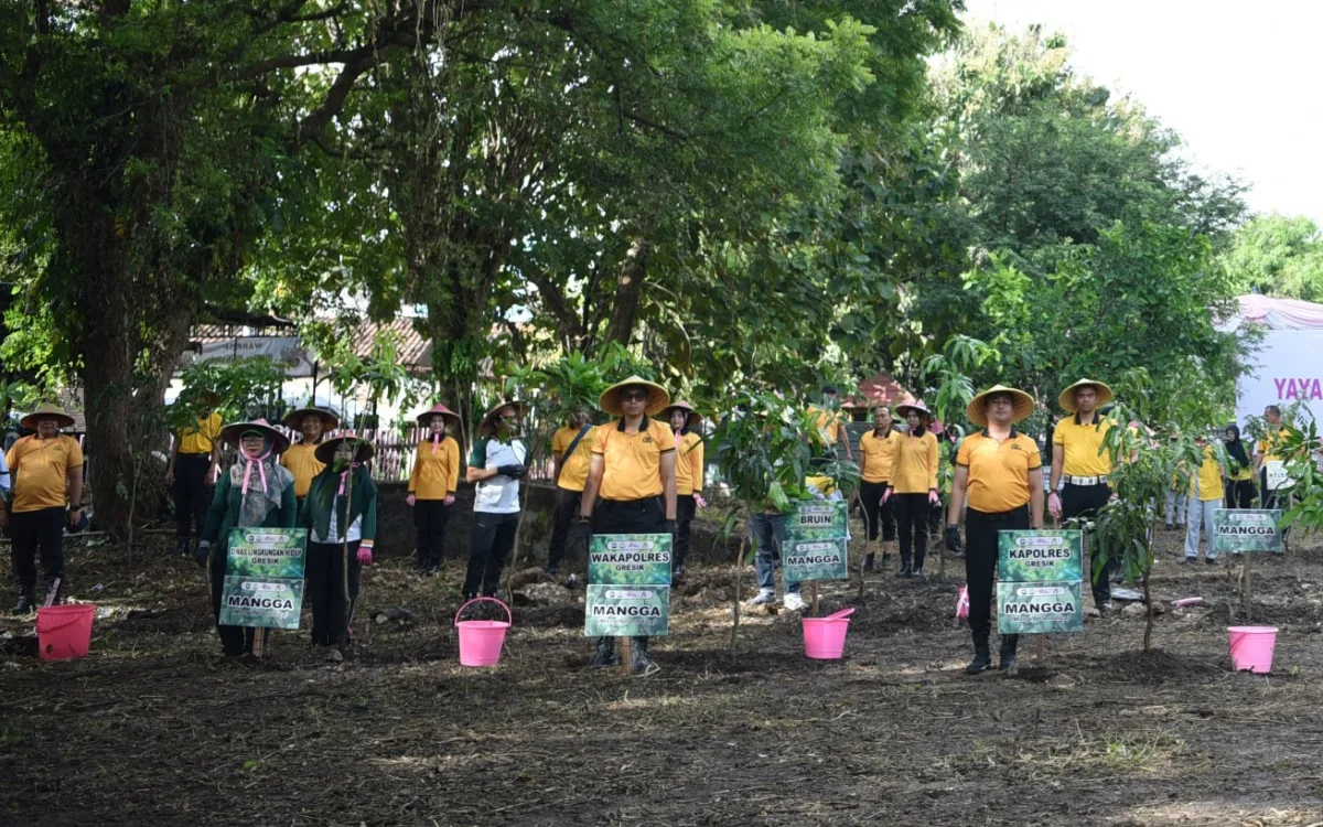 Para PJU Polres Gresik Semarakkan Tanam Pohon HUT YKB