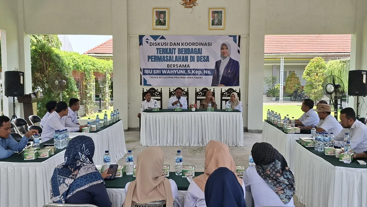 Suasana Diskusi di Balai Desa Plesungan oleh Para Kades dan Perangkat Bersama Sri Wahyuni
