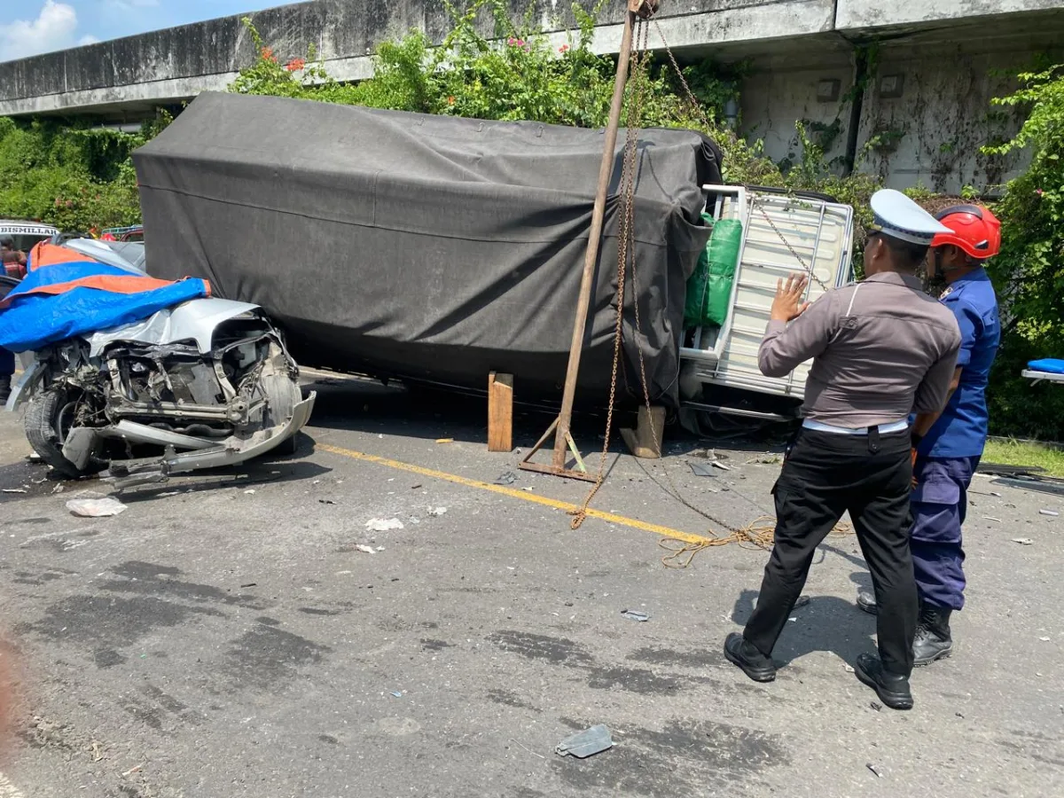 Petugas lantas sedang koordinasi evakuasi 