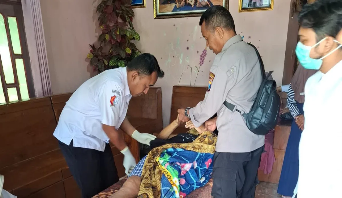 Tragis! Pensiunan Guru di Bojonegoro Tewas Tersengat Listrik Saat Potong Pohon