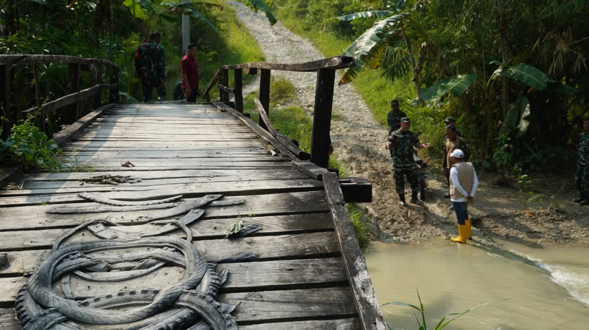 Dandim 0813 Lakukan Pengecekan jembatan Kayu di Desa Napis Kecamatan Tambakrejo. Sabtu (4/4) 