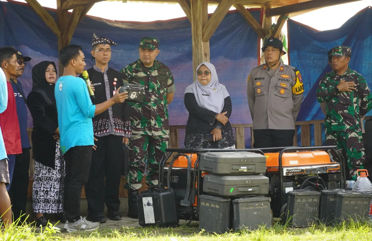 Dandim 0813 - Dinas Pertanian ajak petani berlatih Drone spray untuk Garap sawah