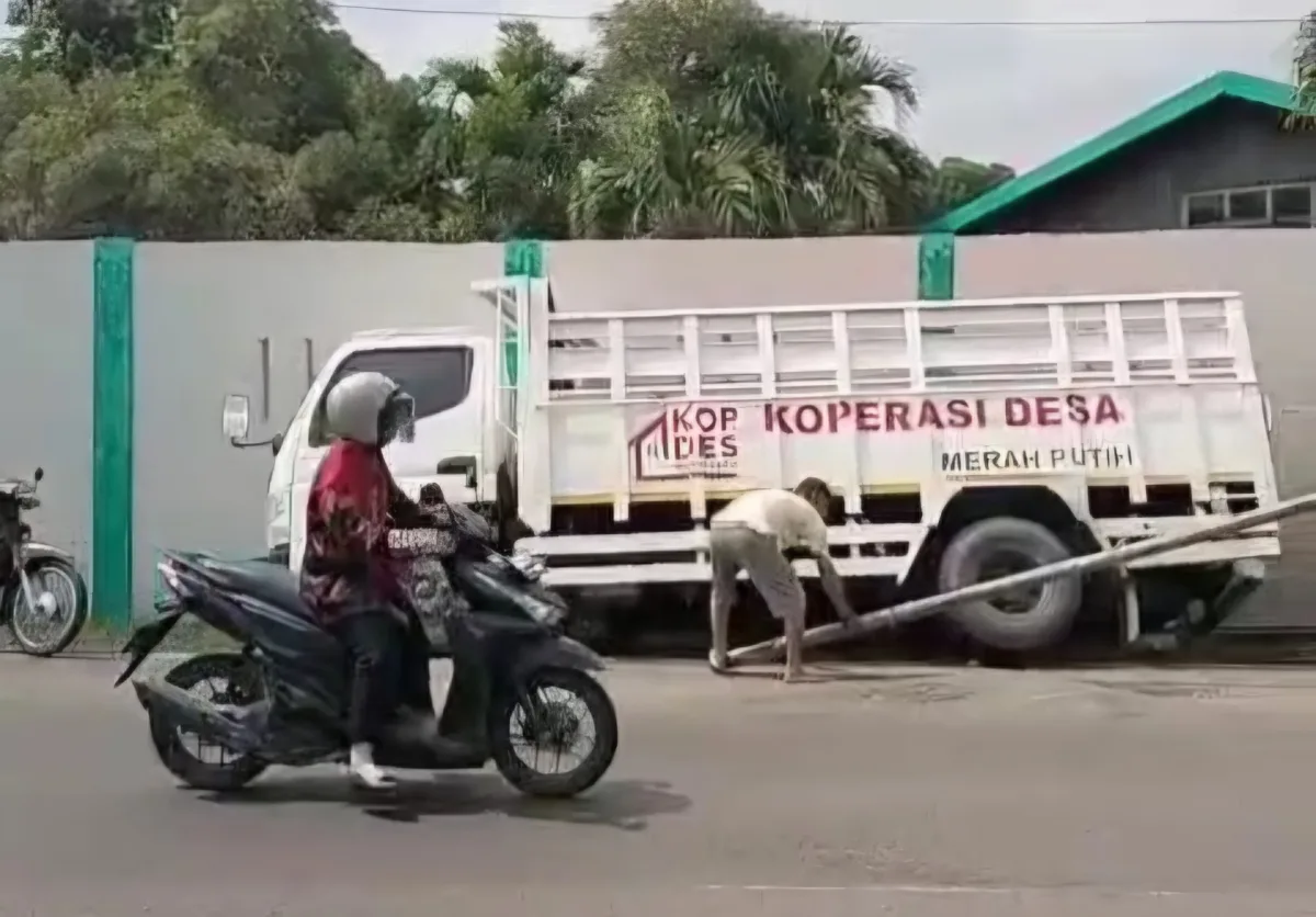 Truk bertuliskan Koperasi Desa Merah Putih Masuk Parit di Boureno. Foto : suarasatu.com
