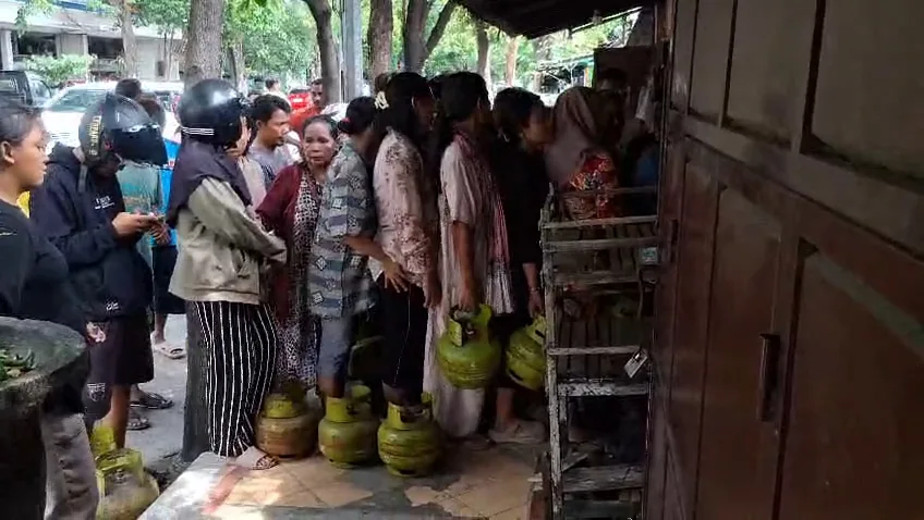 Deretan emak emak antre di pangkalan LPG. Sabtu (4/4)