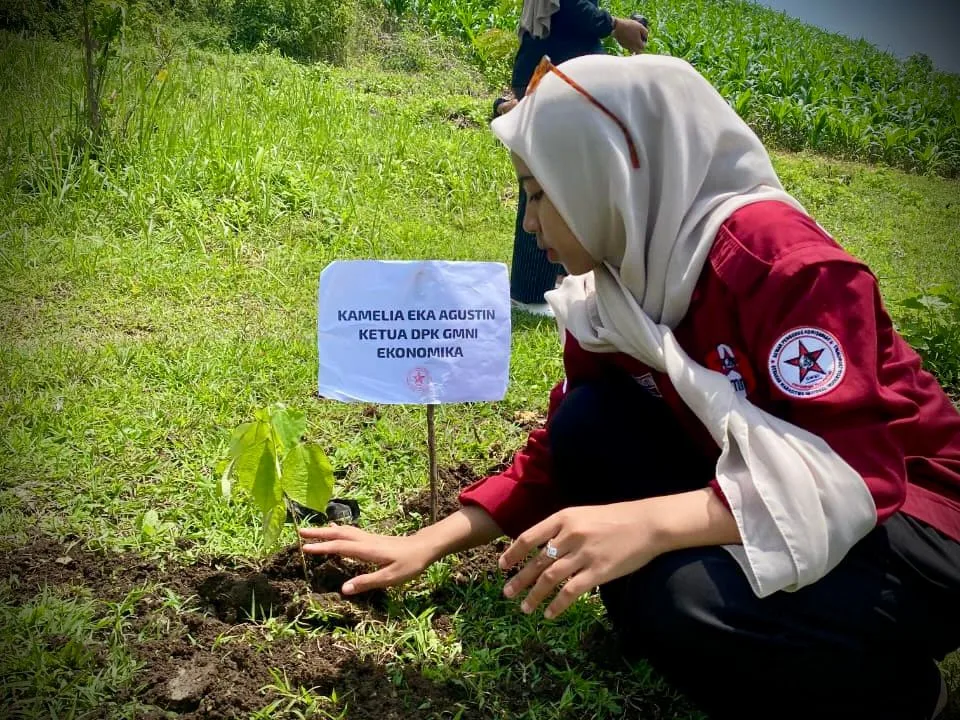 Penanaman Pohon di Bukit Cinta Bojonegoro oleh Kader GMNI