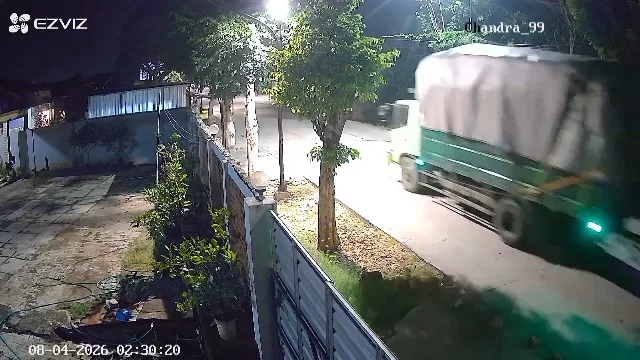 Truk Gandeng melintas dari arah Bojonegoro - Tuban. Foto : rekaman cctv. Rabu (8/4/2026)