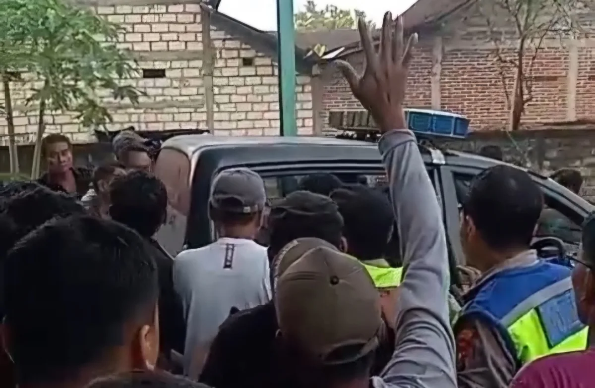 Massa masih terua berusaha memukul pelaku pencuian kabela