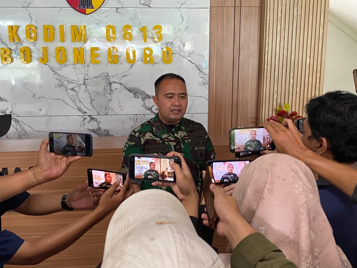 Dandim Letkol Inf Dedy Dwi Wijayanto saat jumpa pers di Kodim 0813 Bojonegoro. Foto : suarasatu.com