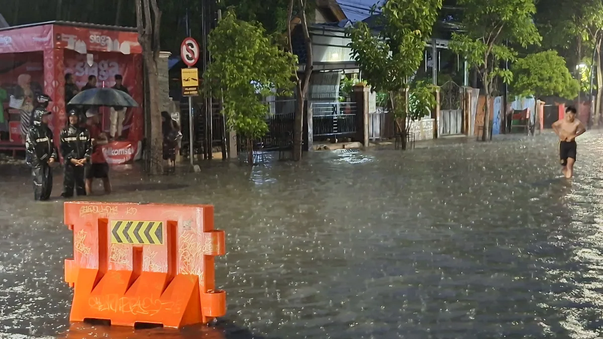 Barier dipasang agar pengguna jalan tidak melintas di jalan panglima Sudirman Bojonegoro yang banjir. Foto : suarasatu.com